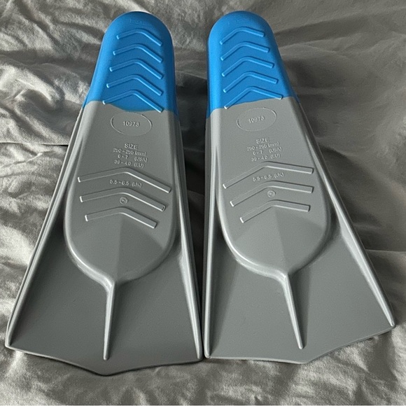 Adult Unisex Speedo Short Blade Training Fins- Size 6-7 - Picture 3 of 6